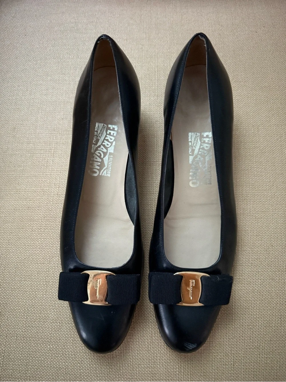 Salvatore Ferragamo Navy Leather Vara Bow Pumps Women’s Size 9 4A Narrow - Picture 1 of 8